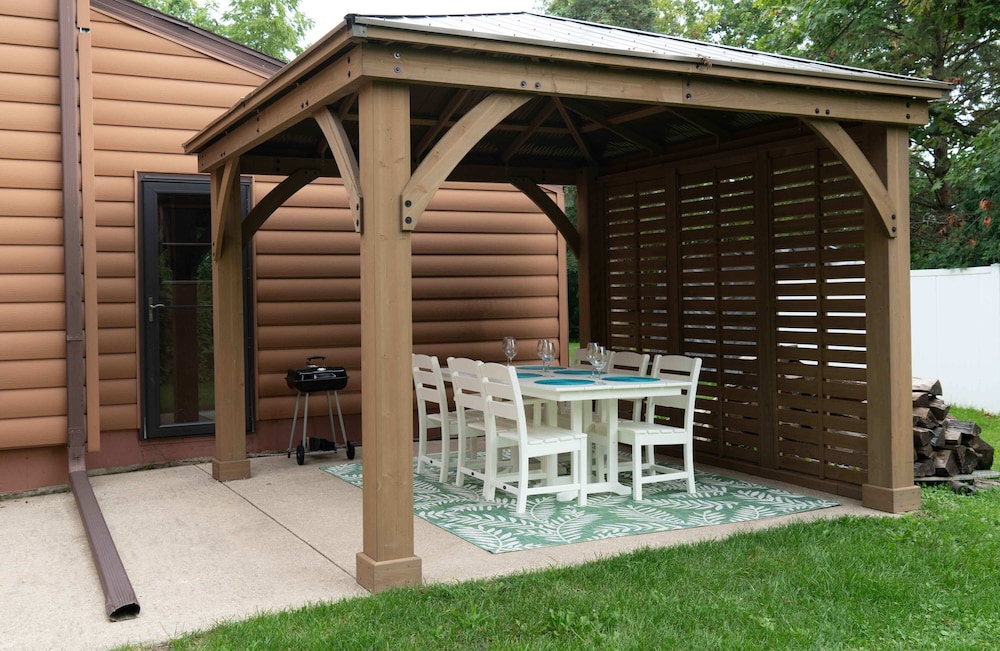 Highway Chalet - Centrally Located to Area Attractions!