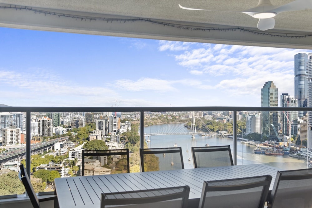 Stylish Brisbane City Stay With Bbq, Pool & Gym