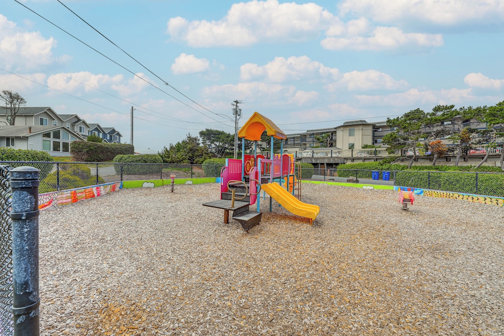 Walk to Beach: Dog-friendly Home in Lincoln City