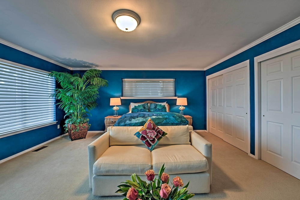 Airy Home Near Anacortes w/ San Juan de Fuca Views view 3
