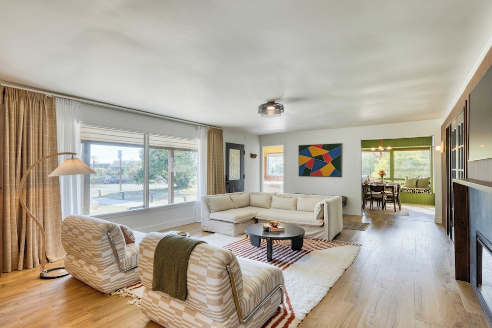 Walk to Beach & Shops Fireplace, Patio Dining & Firepit at Manzanita Ave