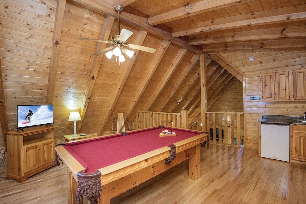 ER228 - Locker's Lodge Great Location - Close To Town! 1 Bedroom Cabin by RedAwning view 5