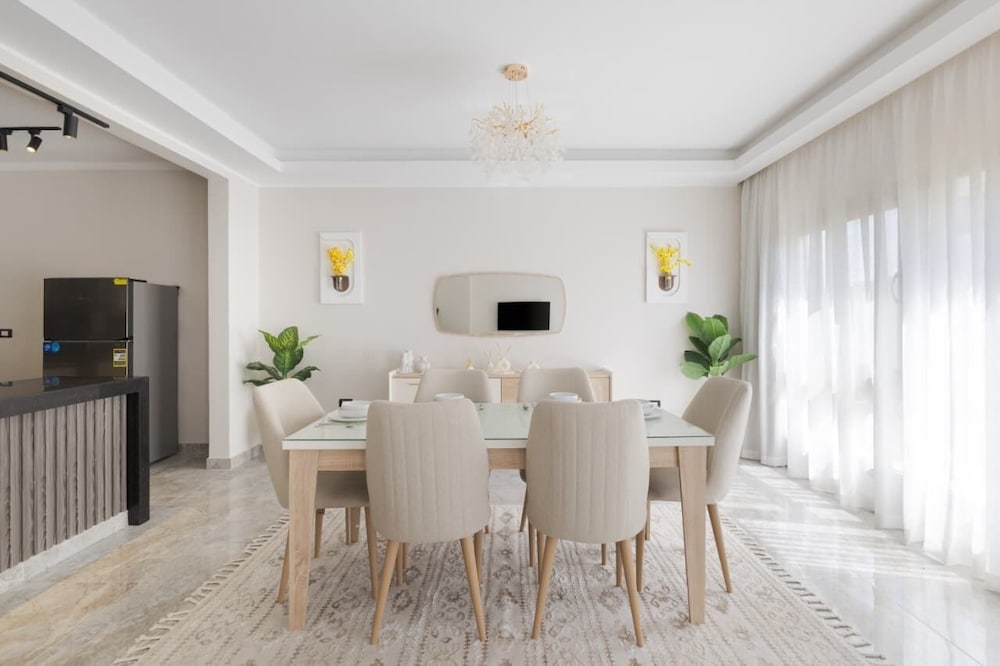 Upper Duplex 3BR in Eastown Sodic