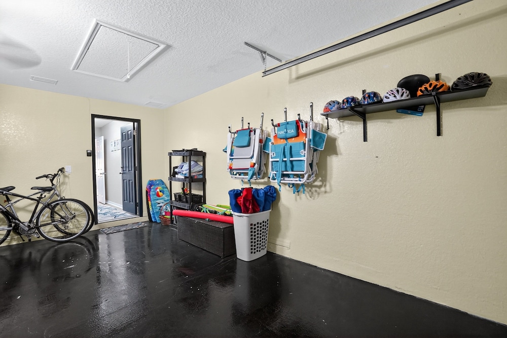 Spacious 4br Retreat With Heated Pool & Spa 4 Bedroom Home