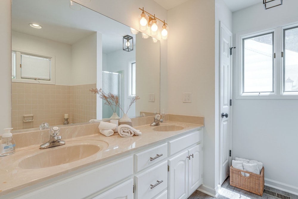 < 1 Mi to Lake Chatuge: Home w/ Mtn & Water Views!