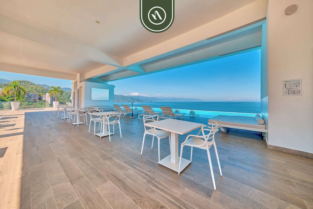 Oceanview Luxury Condo - Private Beach - Rooftpop