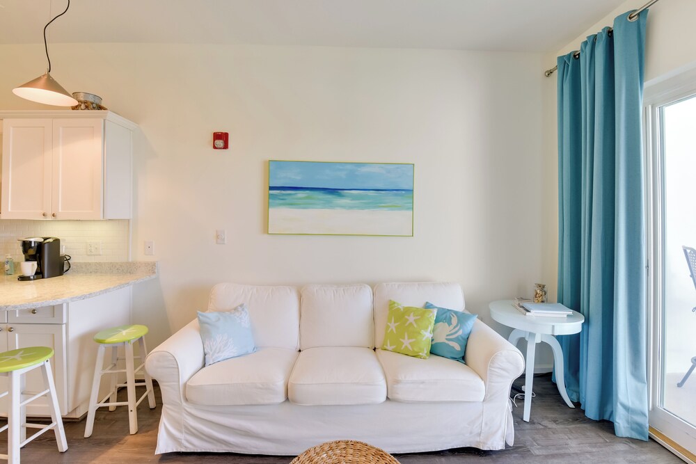Walkable Condo w/ Pool Btwn Rosemary & Alys Beach!