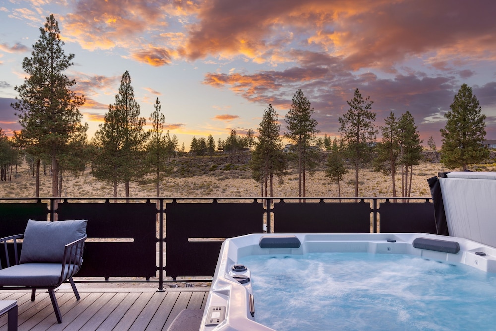 Aerie 1 by Avantstay Balcony Private Hot Tub