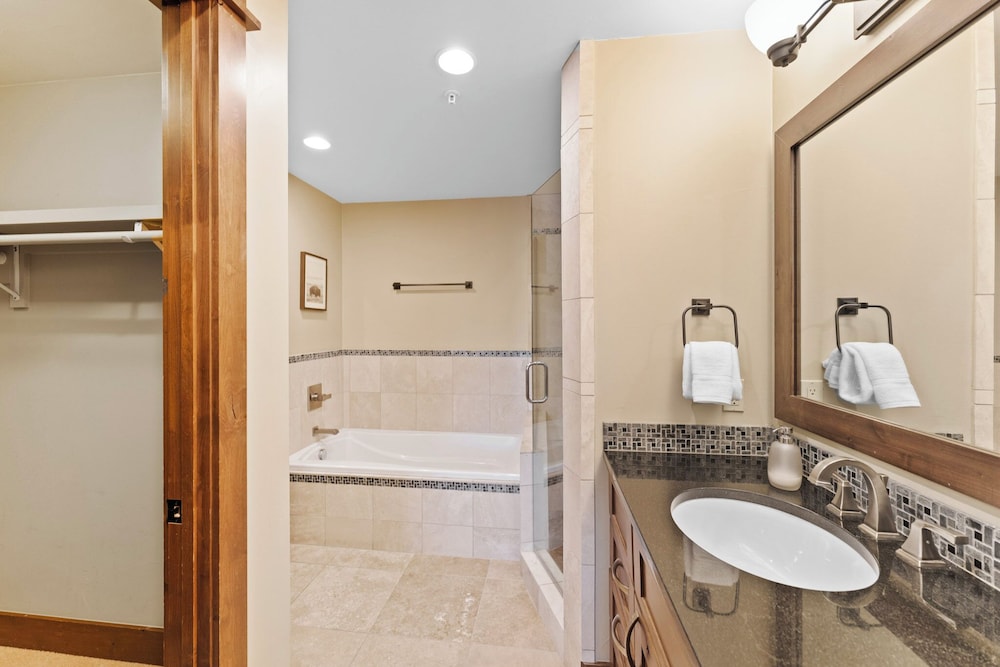 Watertower Place Condos Unit 202, Building B