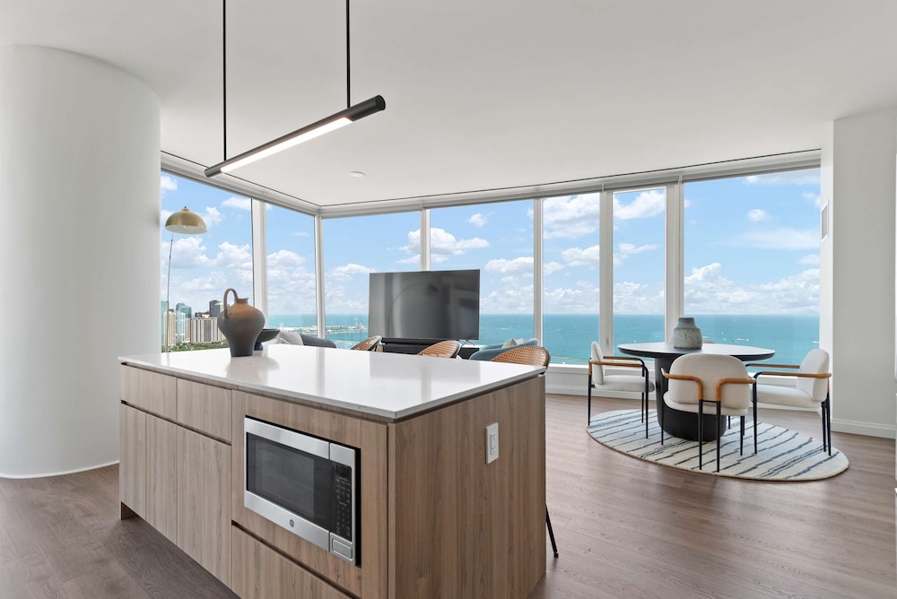 43 Fl World-class Escape w Breathtaking Lake Views