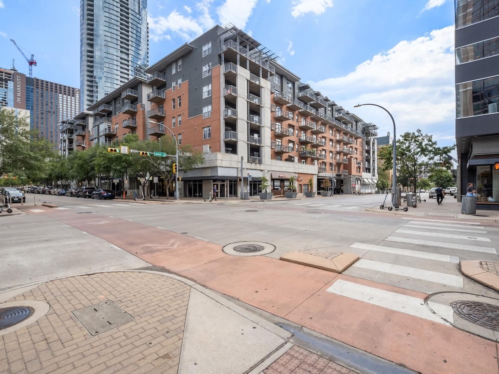 Austin Stylish 1BD 1BA Downtown Apartment