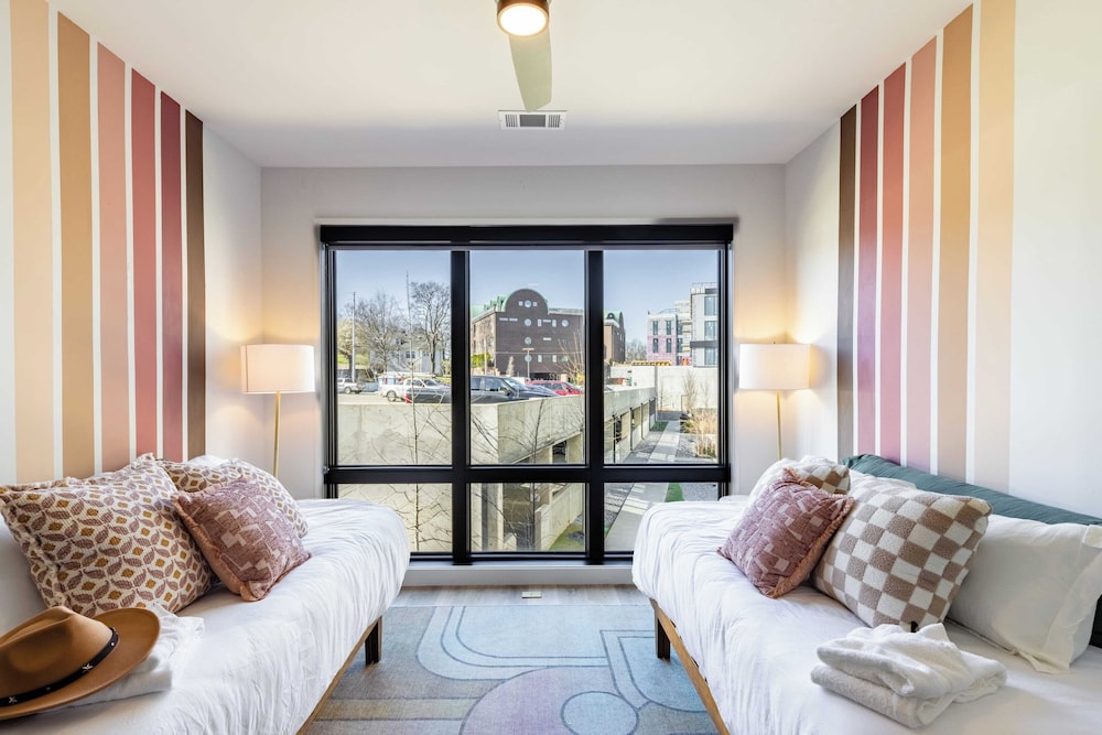 Sleeps 24 4 Modern Midtown Apartments w/ Gym + Pool Walkable to Shops & Eats