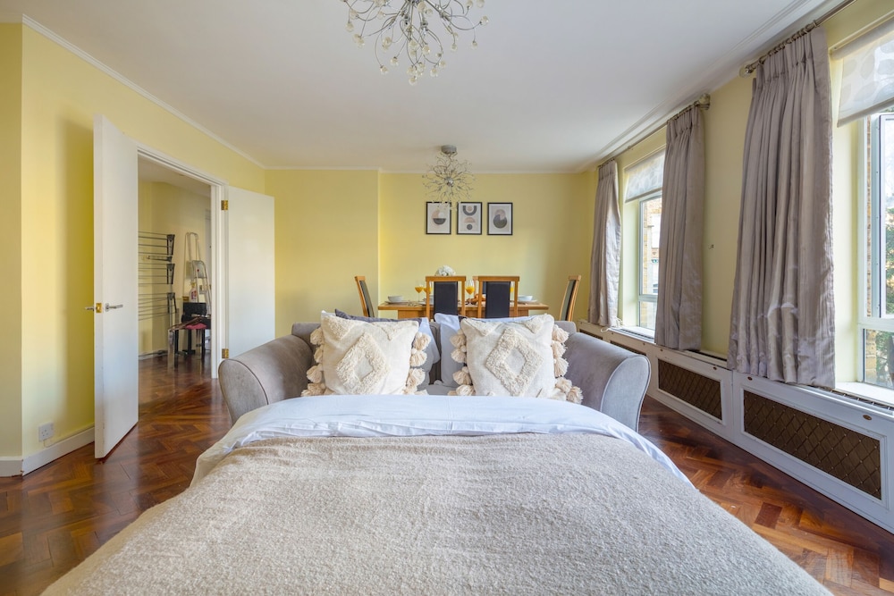 Elegant & Airy 2BR near Regents Park