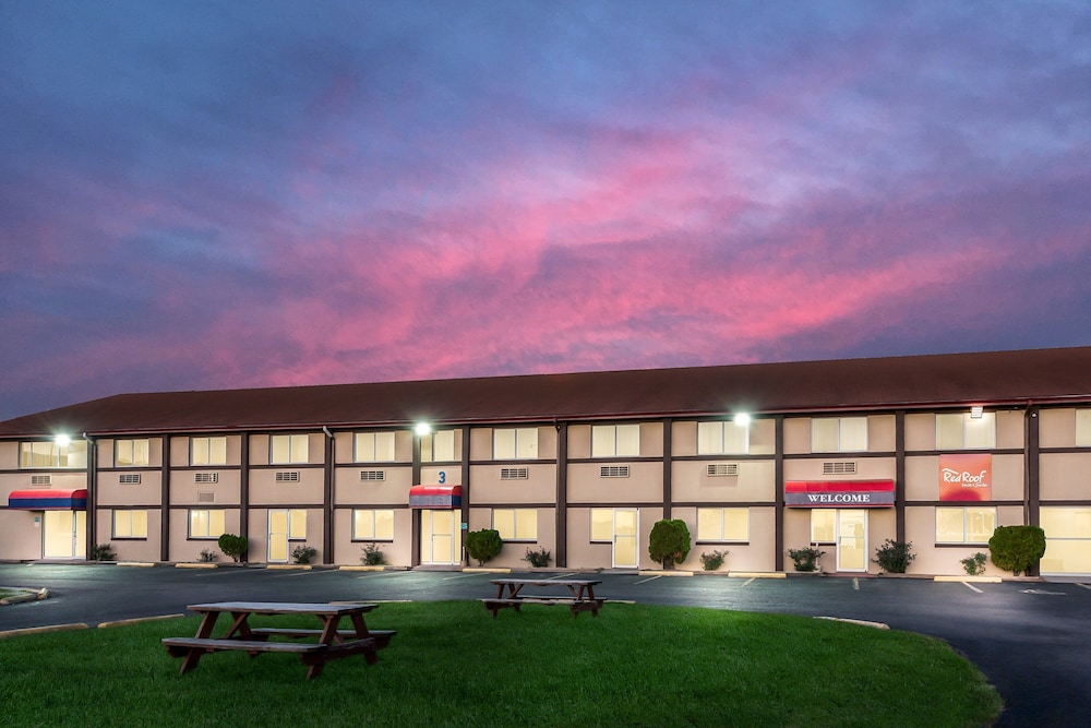 Red Roof Inn  Suites Wapakoneta - Property Image 8