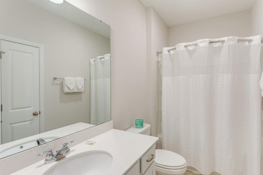 4 Mi to Beaches: Sleek Retreat in Ocean Isle Beach