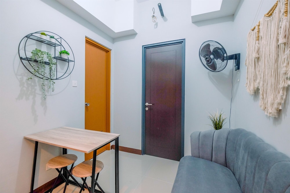 Comfort 1Br At Royal Heights Apartment