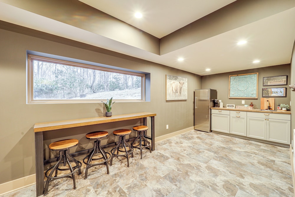 2 Mi to Beech Mtn Resort! 8,000-sq-ft Luxe Escape