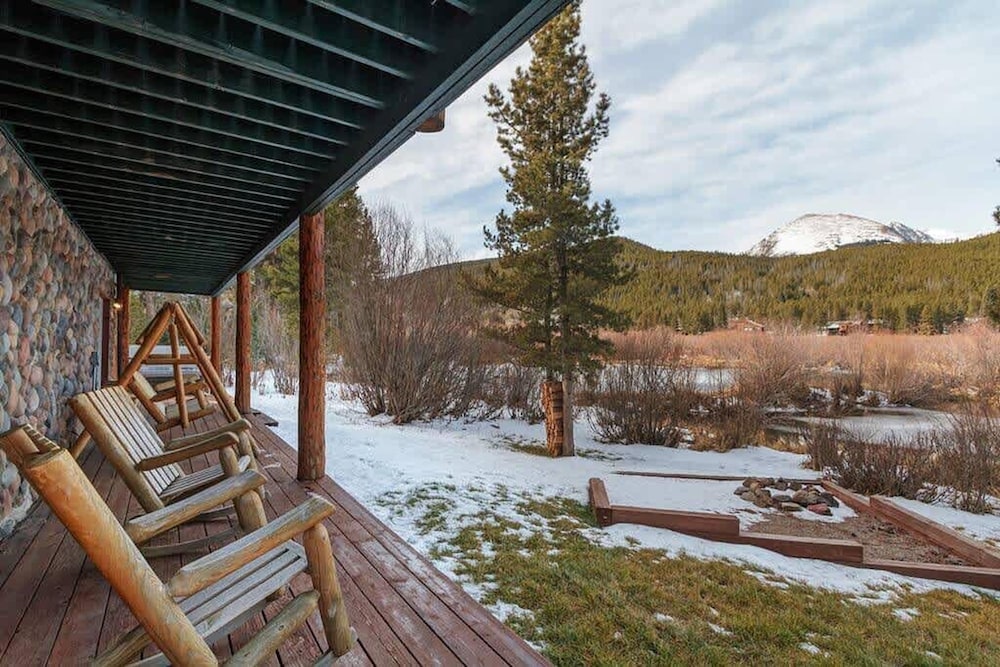 Private Luxurious Cabin w spa Near Breckenridge