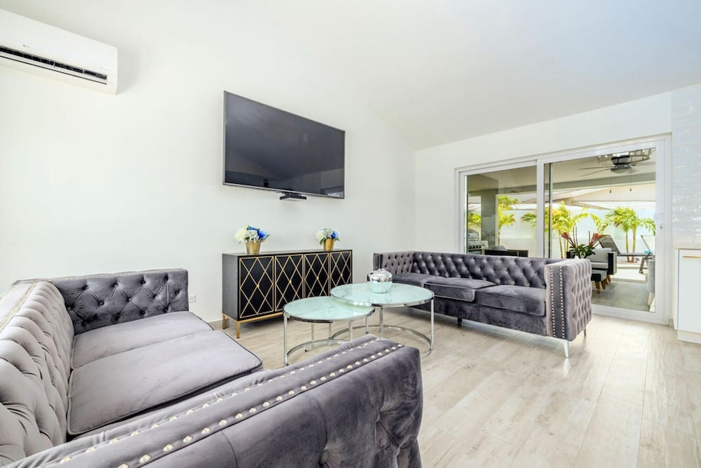 NEW Modern 3 Bedroom 10 Minute Walk to the Beach