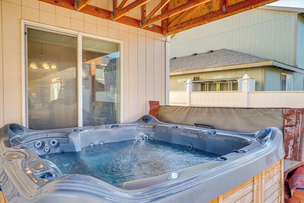 1 Mi to Moses Lake: Home w/ Private Yard & Hot Tub