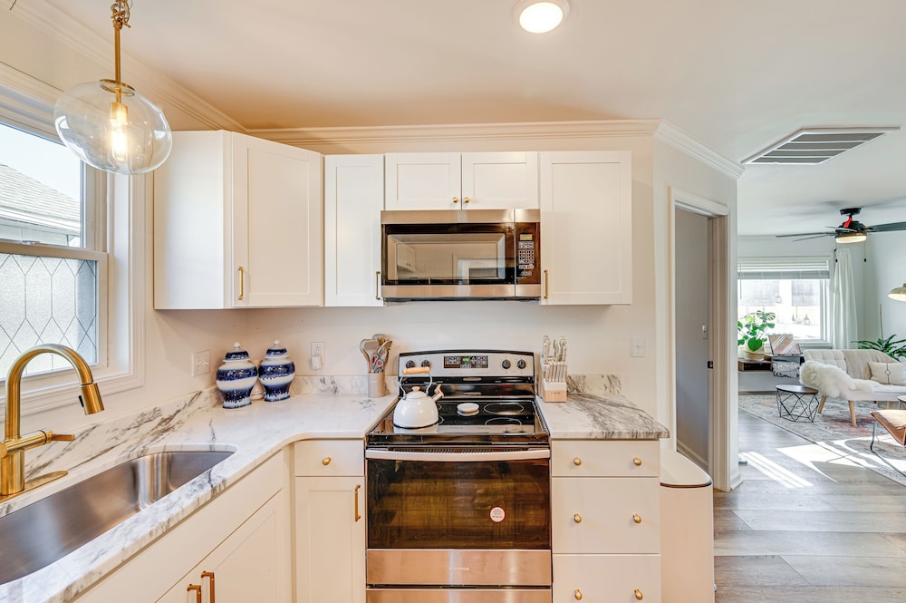 < 3 Mi to Dtwn: Modern Cottage in Greenville!