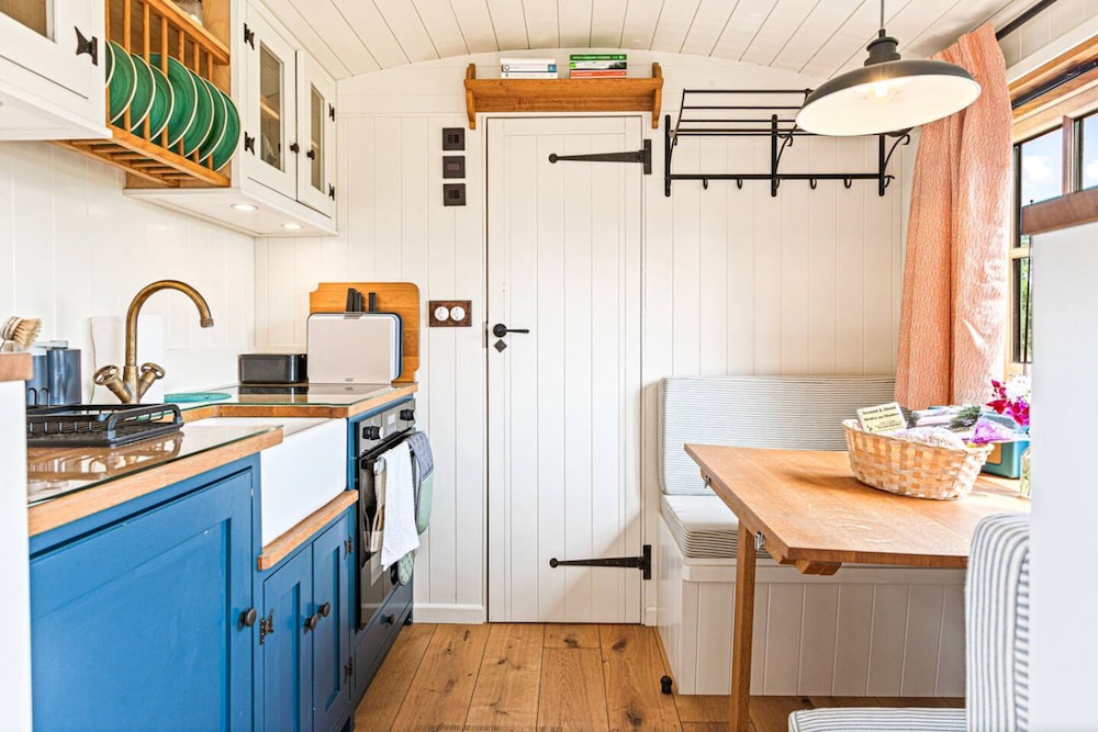 Quercus Redwood - Sleeps 4 - From 375 Per Night