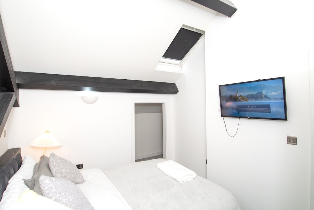 New Apartment - Sleeps 4 - Parking - City Centre