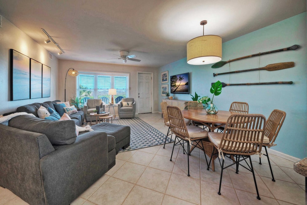 Sleeps 26 3 Island Retreat Condos w/ Beach Access, 2 Pools, Pickleball, Views