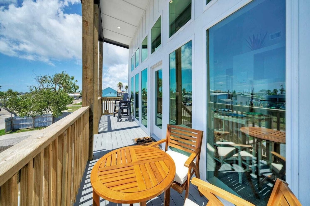 Sleeps 16 2 Homes, Priv Pool, Ping-pong 1block to Alister St. Shops & Dining