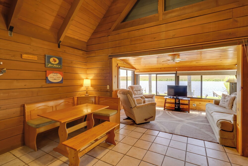 Boat, Fish & Swim: Lakefront Cabin in Okeechobee!