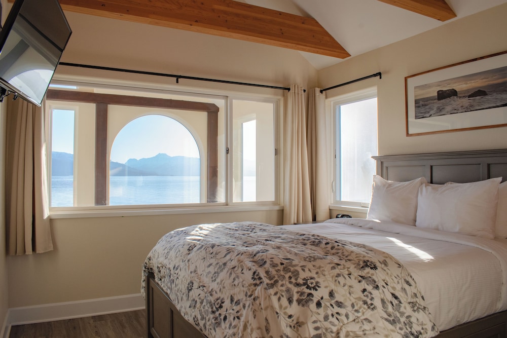 Lakeshore Lodges