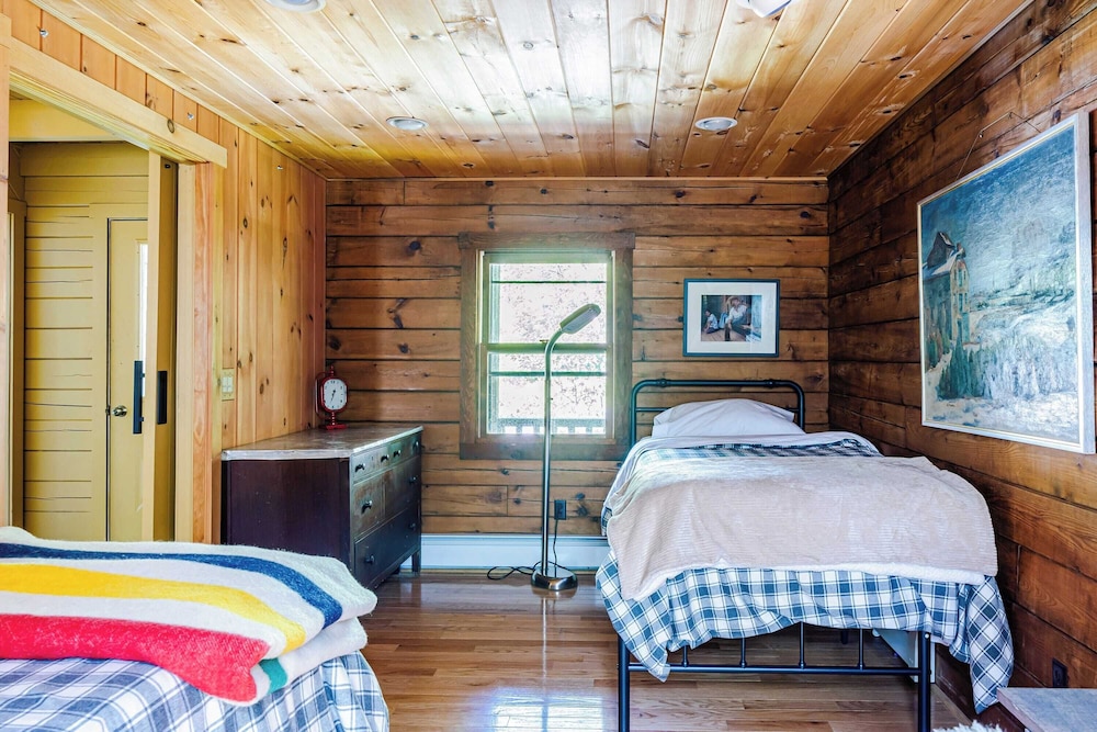 Pool+hot Tub, Firepit Near Hikes, Shops, Dining Cragswood Lodge by Avantstay