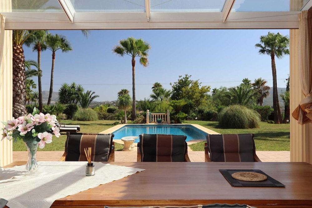 Mozamb in J vea With 4 Bedrooms and 3 Bathrooms