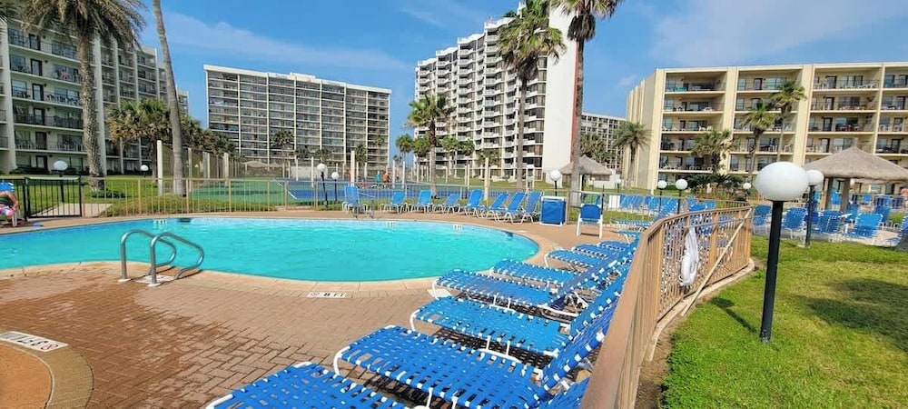 Beachfront Hotspot - New Furnishings - Pool - 1st Floor