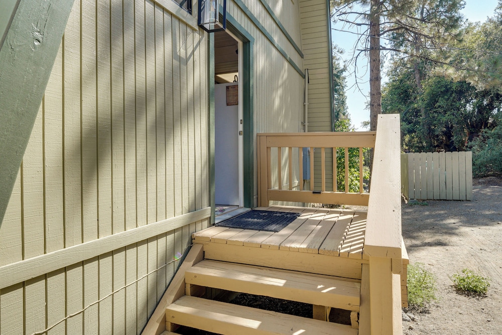 Walk to Village: Cozy Cabin in Pine Mountain Club!
