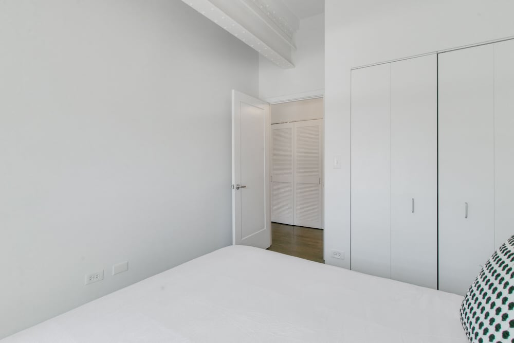 1BR Apartment with Laundry in West Loop - Image 4