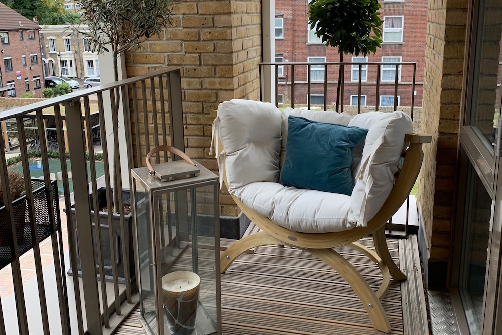 Chic London Apartment - Saint Clements Retreat