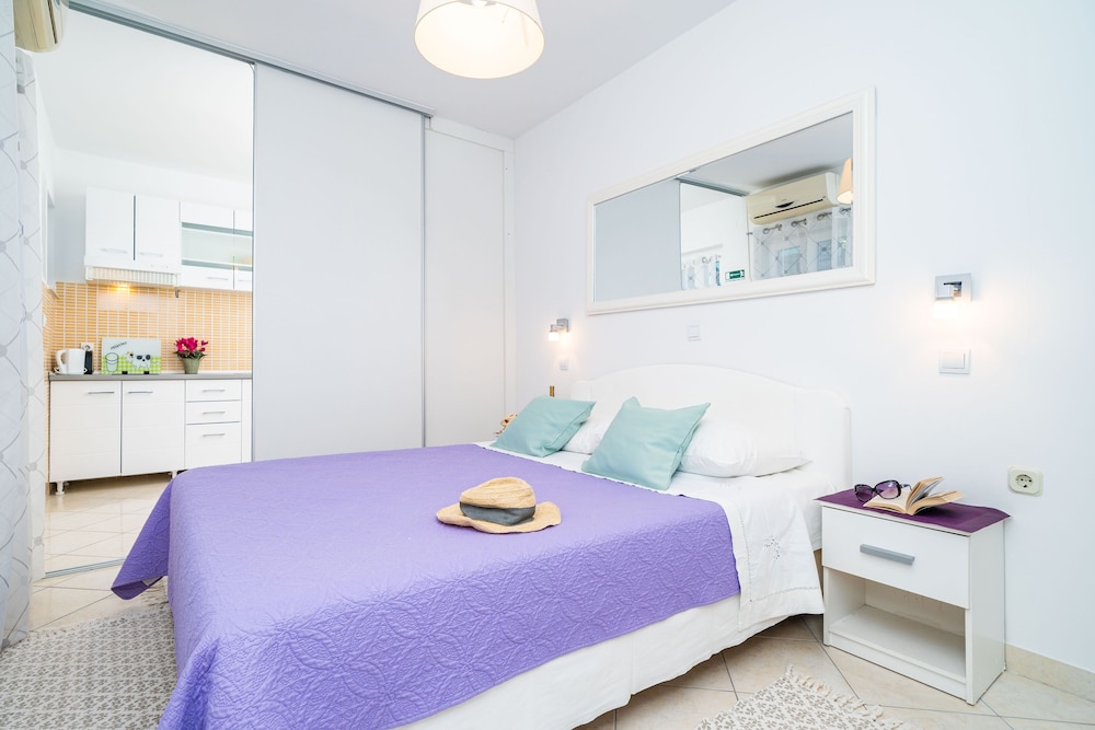 Jele Rooms