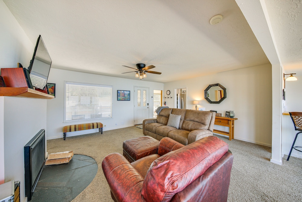 Charming Sagle Retreat w/ Hot Tub  Cozy Fireplace - Property Image 12