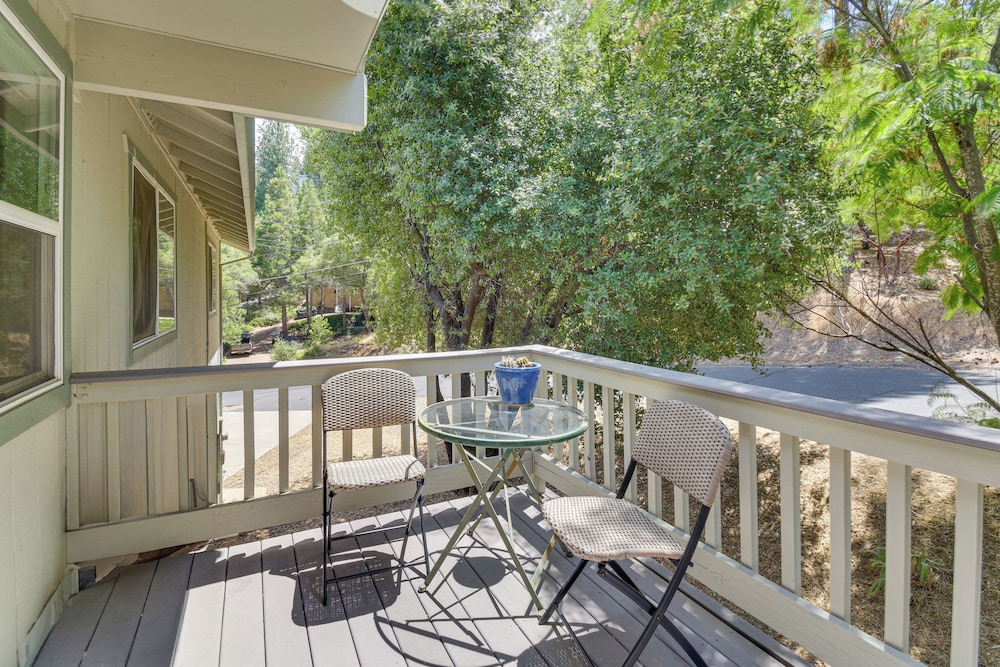 Gateway to Yosemite: Group-friendly Groveland Home