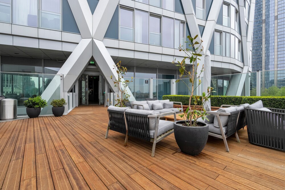 Immaculate Two-bedroom Apartment in Canary Wharf