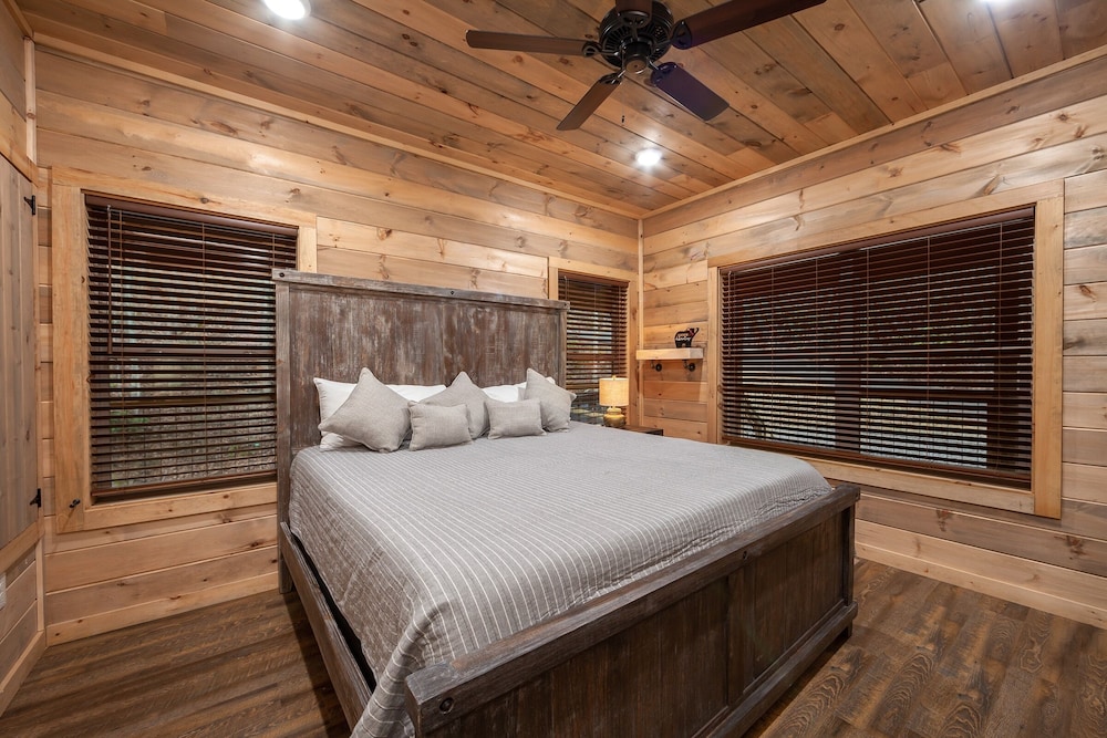 Hawkeye Ridge 3 Bedroom Cabin by RedAwning view 2