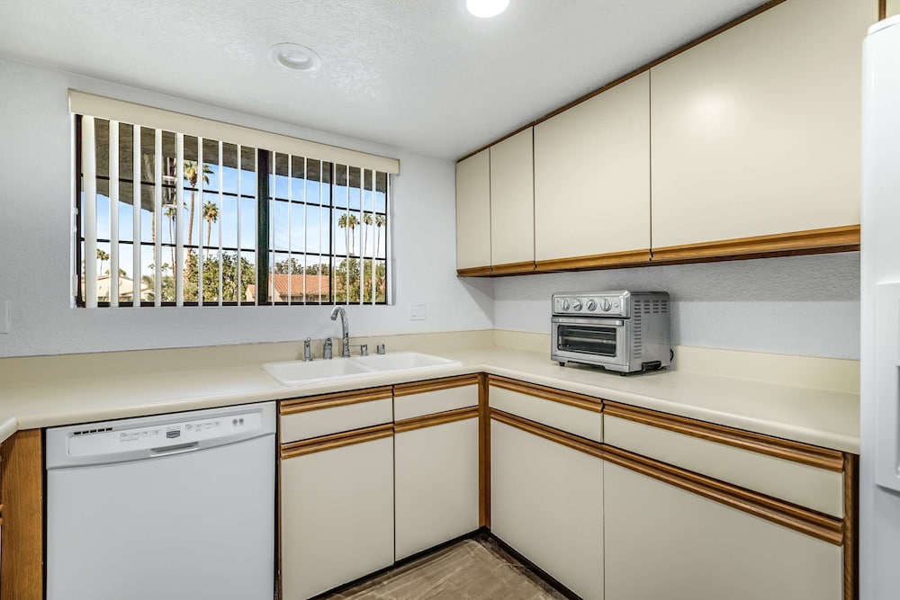 Stylish Condo With Panoramic View Community Pool