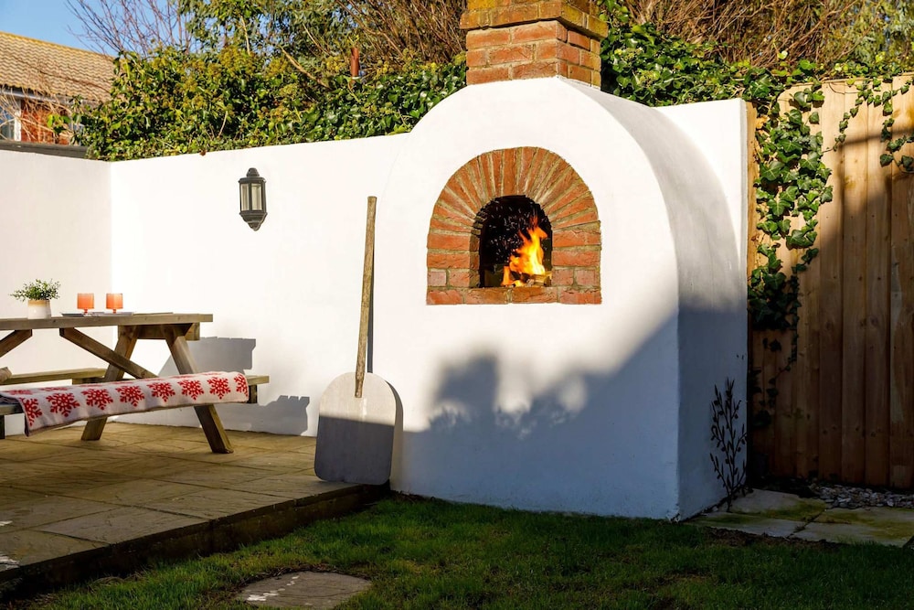 Beautifully Refurbished 4-bed Beachside Retreat