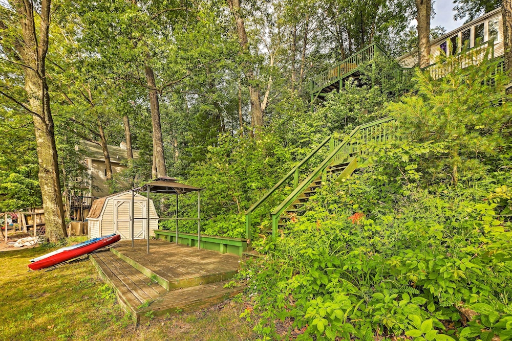 Le Roy Lakefront Retreat w/ Dock Kayaks! - Property Image 10