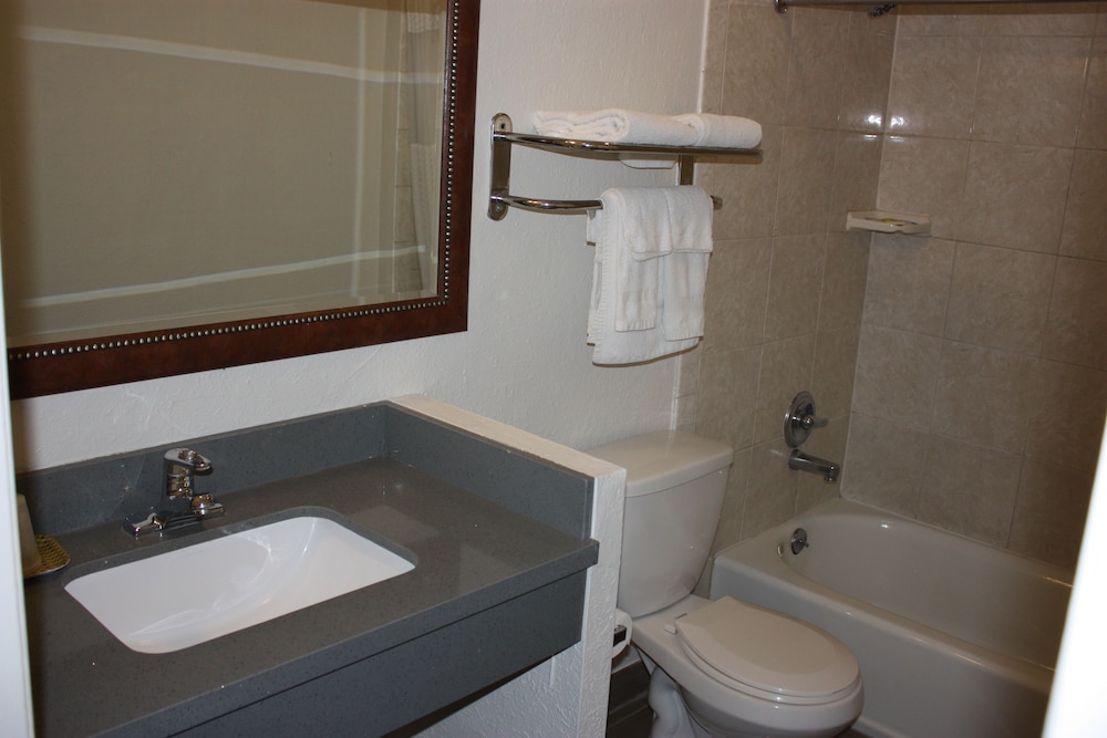 Vallejo Vacations - Express Inn - Property Image 17