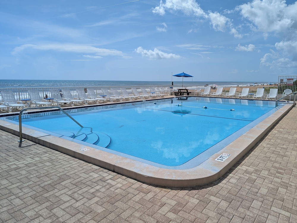 Daytona Beach Vacations - Traders Inn Beach Club - Property Image 12