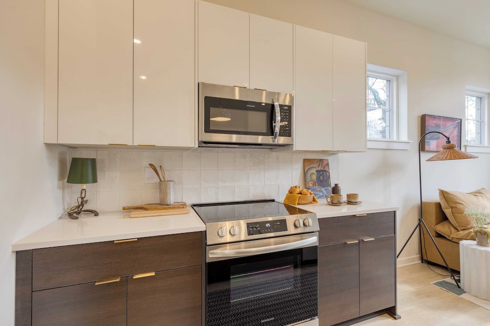 2 New Townhomes w/ Balcony, Mins to Broadway, Sleeps 16 98 Degrees & The Stage