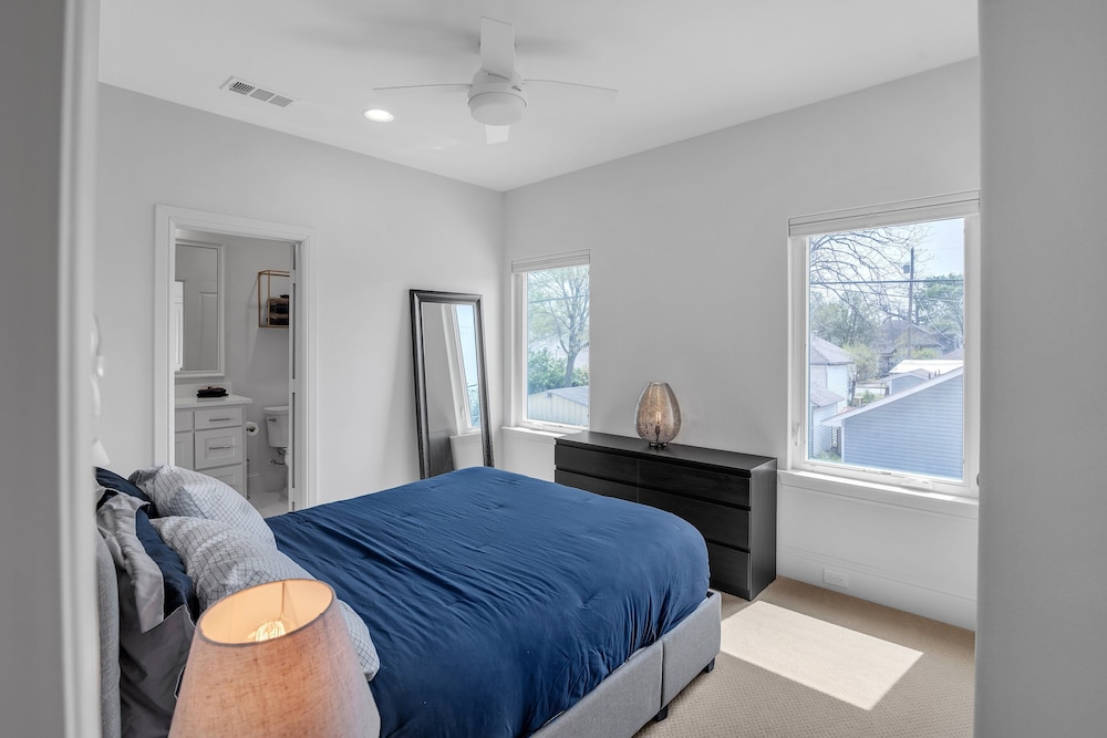 Modern 3br In Bishop Arts Walk To Shops & Dining 3 Bedroom Duplex