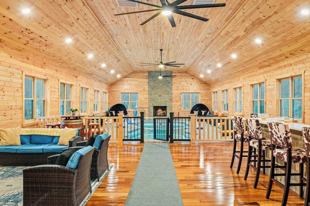 Grand Timber by Avantstay Indoor Pool, Sports Court, Game Room, & More!